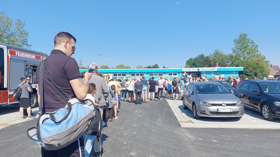 Eine lange Schlange bildete sich vor dem Freibad Borssum. Am Samstag war der Eintritt frei.