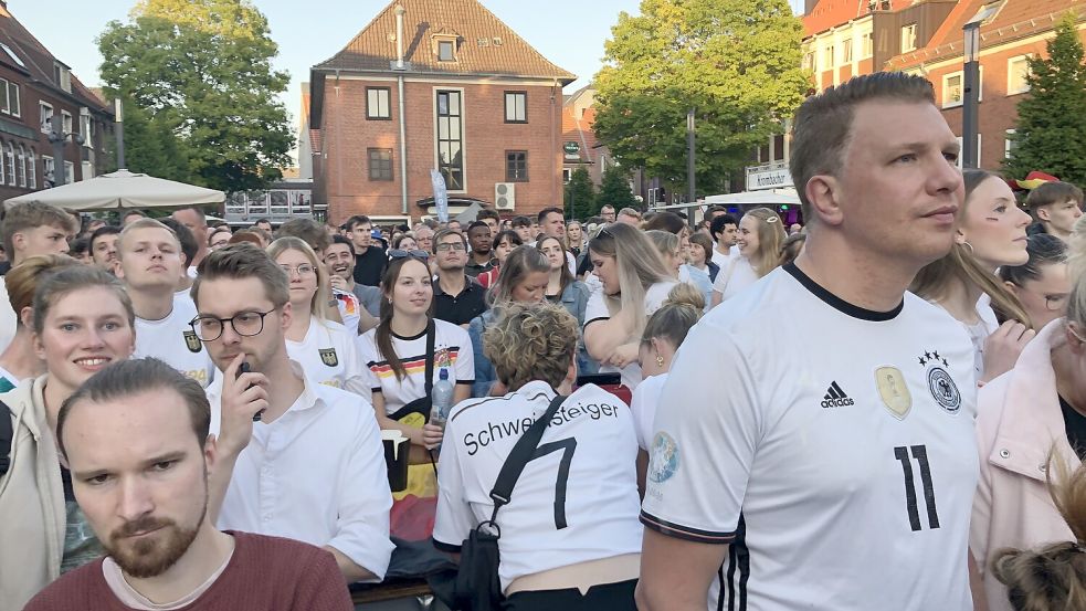 Der Neue Markt war für das Public Viewing komplett eingezäunt. Sicherheitskräfte überprüften die Gäste bei allen Eingängen. Foto: Müller