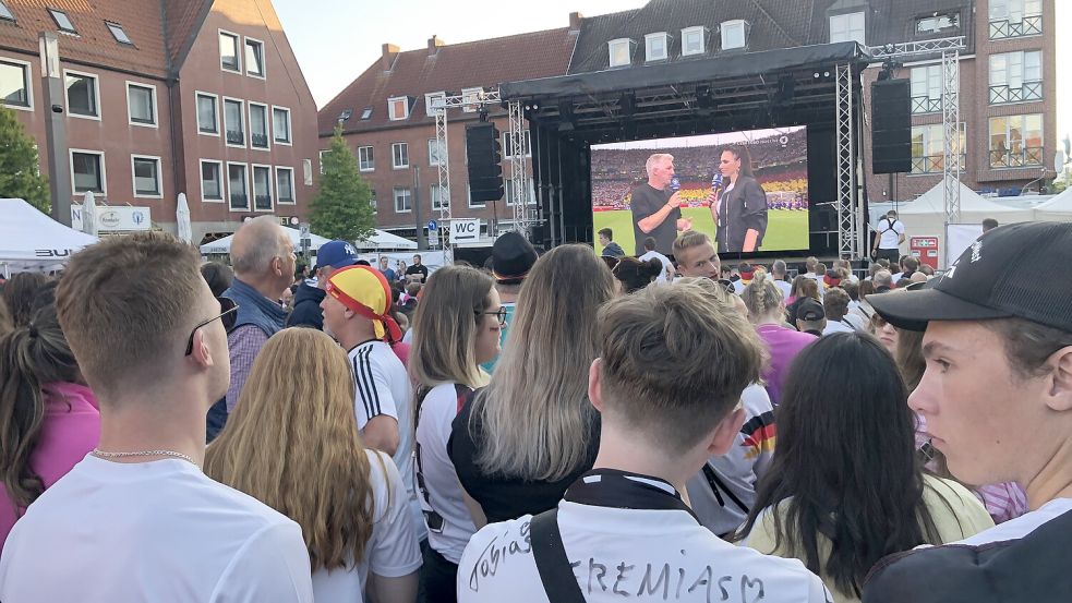 Neuer Besucherrekord beim Public Viewing auf dem Neuen Markt: Mit 2000 Fans konnten die vorherigen Spielmarken von 900 und 1400 Besuchern geknackt werden. Foto: Müller