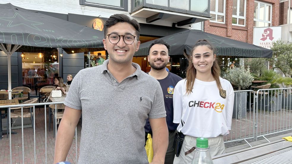 Die Gastronomie rund um den Neuen Markt - hier das Team von „Der Ostfriese“ - profitiert von dem Public Viewing. Es gibt zahlreiche Verkaufsstände am Zuschauerfeld. Foto: Hanssen