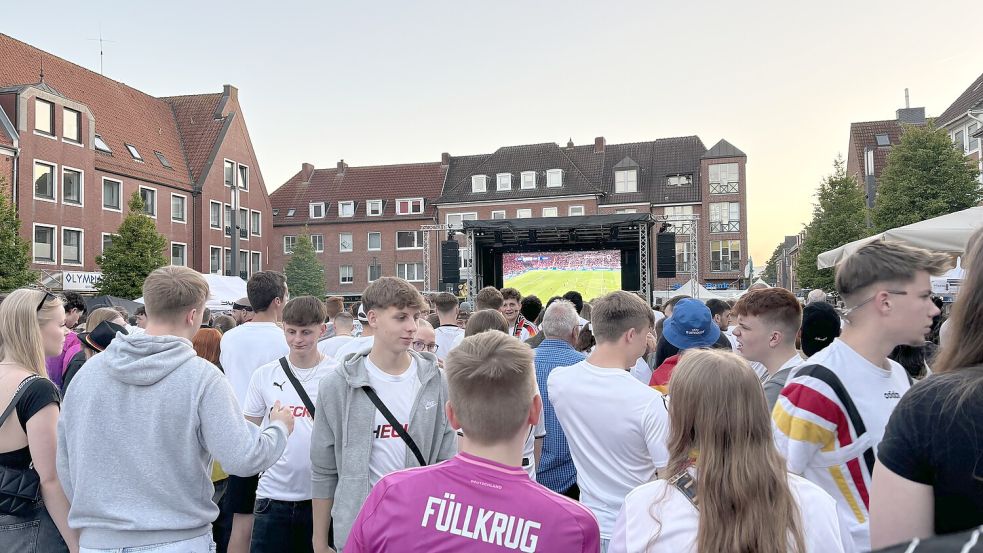 Die große Leinwand war noch vom Vorabend vom Livemusik-Format „Alte Post goes Neuer Markt“ stehen geblieben. Foto: Hanssen