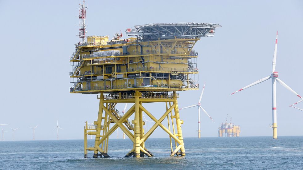 Im Vordergrund das Offshore-Umspannwerk im Windpark „Nordsee One“. Das gelbe „Gebäude“ im Hintergrund ist die Umrichterstation „Dolwin Beta“. Foto: Hock