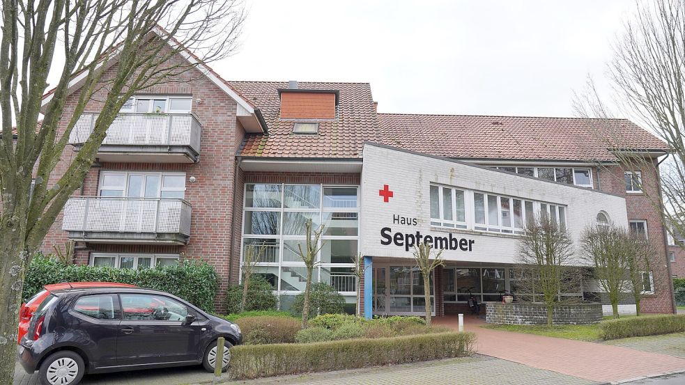 Viele Jahre wurde das „Haus September“, ein Objekt für betreutes Wohnen an der Straße Burgriede in Meppen, vom Deutschen Roten Kreuz (DRK) Emsland betrieben. Inzwischen hat das DRK die Betreuung eingestellt. Das rote Kreuz hängt aber noch immer an der Fassade. Foto: Gonzales-Tepper