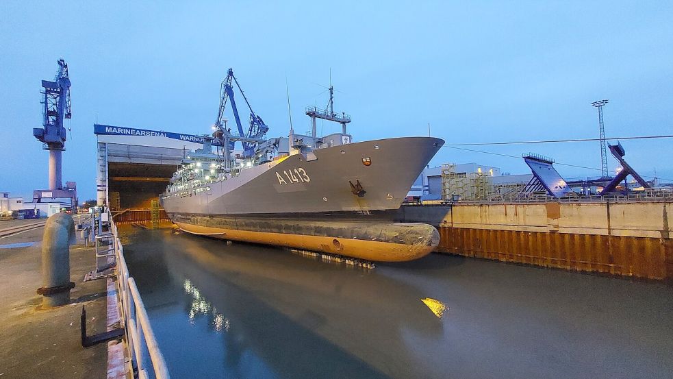 Sofortinstandsetzung des Einsatzgruppenversorgers „Bonn“ in der Warnowwerft. Anfang Februar 2024 wurde innerhalb von wenigen Tagen eine notwendige Reparatur am Schiff in der Rostocker Werft durchgeführt. Foto: Marinearsenal Warnowwerft/Robert Hoepfner