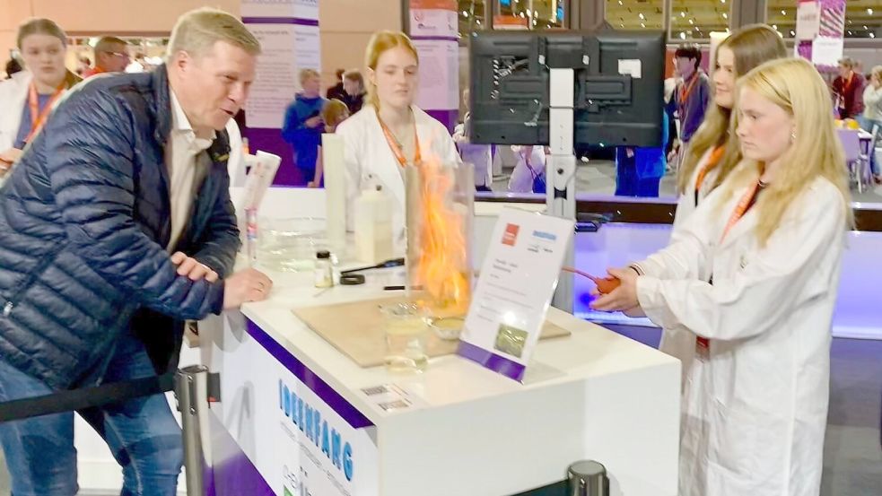 Heiß her ging es am Experimentierstand der OBS Uplengen auf der Ideen-Expo. Ulf Thiele konnte dort, angeleitet durch die Schülerinnen der OBS, einige Chemie-Experimente durchführen. Foto: privat