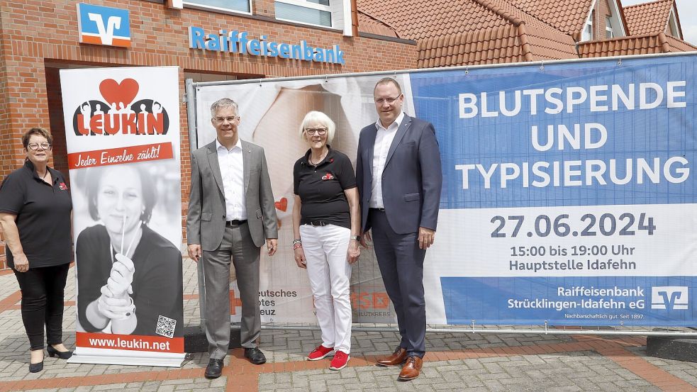 Hoffen auf ein reges Interesse und werben mit großen Plakaten für die Blutspende- und Typisierungsaktion (von links): Anna Fennen (Leukin), Stefan Nowak (Bankvorstand), Christa Lindenberg (Leukin), Ralf Lüken (Bankvorstand). Foto: Passmann