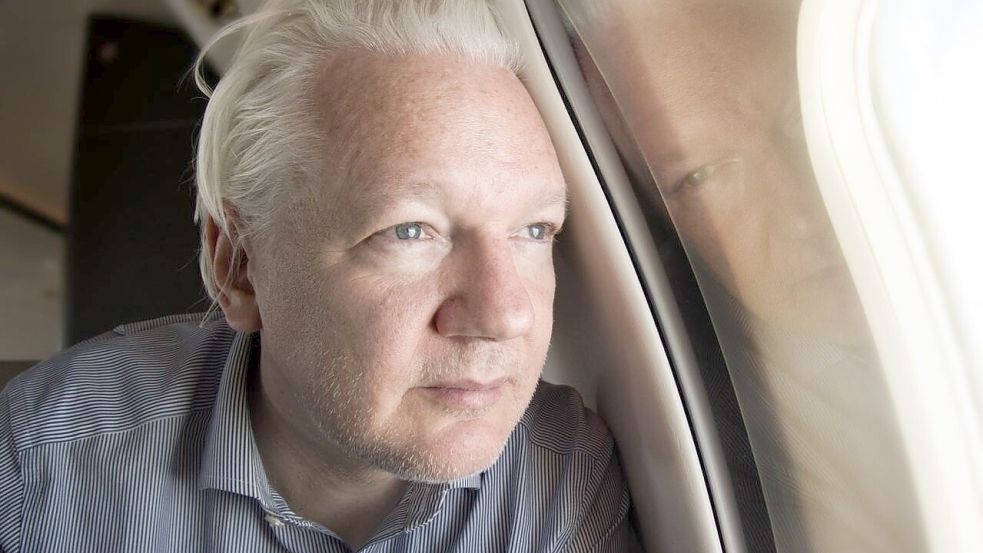 Julian Assange an Bord eines Fluges nach Bangkok, nach seiner Entlassung aus dem Gefängnis. Foto: picture alliance/dpa/@wikileaks/PA Wire
