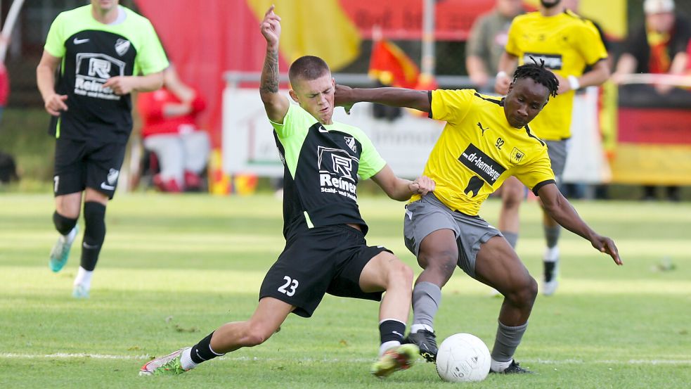 Bei GW Firrel war Lukas Koch (links) stets eine Konstante auf der Linksverteidigerposition und der absolute Dauerbrenner im Team. In zweieinhalb Jahren verpasste er nur eine einzige Landesliga-Minute. Foto: Doden, Emden