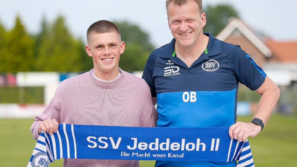 Lukas Koch (links) trägt künftig blau-weiß. Der Sportliche Leiter des SSV Jeddeloh, Olaf Blancke (rechts), freut sich über die Verpflichtung des 20-Jährigen. Foto: SSV Jeddeloh