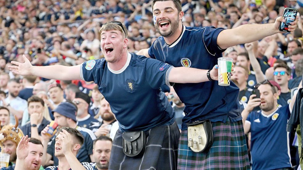 Nicht nur in den Stadien, auch in den deutschen Innenstädten haben die schottischen Fans für gute Stimmung gesorgt. Foto: dpa/Marijan Murat