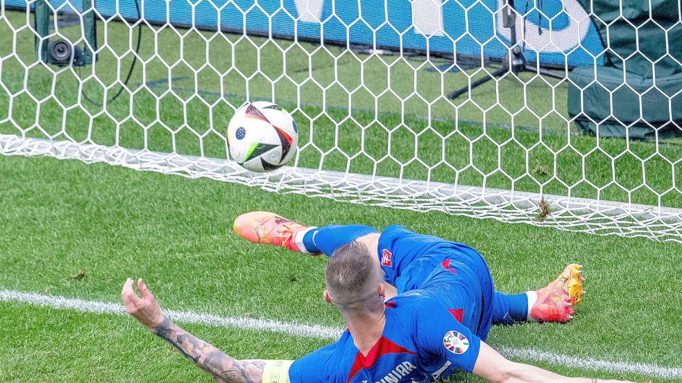 Ist der Ball im Tor? Der Verteidiger der Slowakei versucht beim EM-Spiel gegen die Ukraine, den Ball vor der Linie zu klären. Foto: Imago/Nordphoto