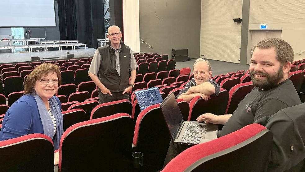 Für Kulturevents-Chefin Kerstin Rogge-Mönchmeyer (von links), Videlio-Funa Geschäftsführer Andreas Köhler, Tom Ammermann und Hauke Nüstedt von Funa ging es im Festspielhaus nur um den richtigen Ton. Foto: Hanssen