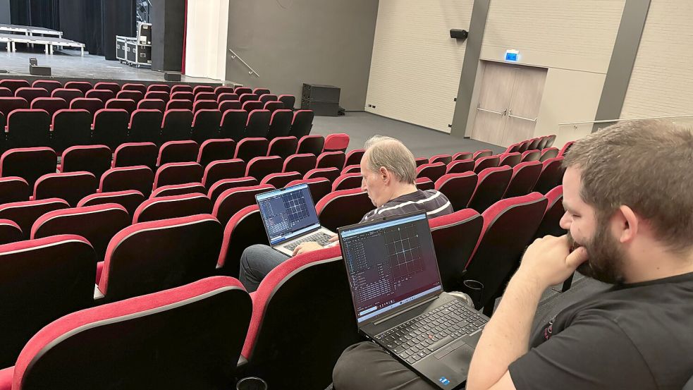 Konzentriert bei der Arbeit: Für Tom Ammermann (vorne) ist der Laptop seine Fernbedienung zu einem leistungsstarken Prozessor mit dem Ton-System. Foto: Hanssen
