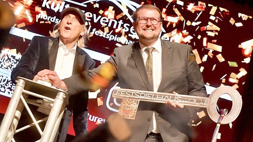 Gemeinsam mit Emdens Ehrenbürger Otto Waalkes eröffnete Oberbürgermeister Tim Kruithoff am 19. April das neue Festspielhaus am Wall. Auf Knopfdruck flogen goldene Lametta-Fäden und Konfetti mit lautem Knall von der Bühne aus ins Publikum. Foto: Ortgies/Archiv