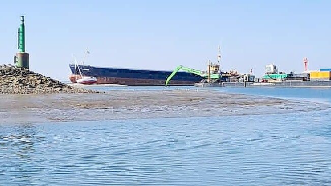 Der Frachter lag quer vor der Hafenzufahrt Wangerooge - an „Amanda“ kam keiner vorbei. Foto: SY „Pilarica“