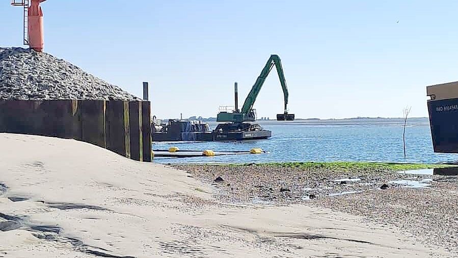 Der Frachter lag quer vor der Hafenzufahrt Wangerooge - an „Amanda“ kam keiner vorbei. Foto: SY „Pilarica“