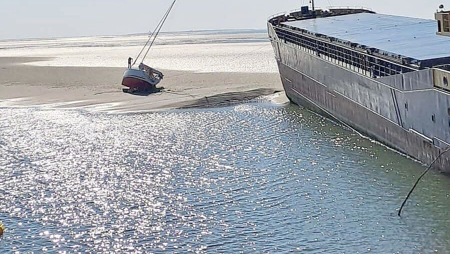 Ein Segelboot musste sich vor dem Hafen trockenfallen lassen, denn an „Amanda“ kam keiner vorbei. Foto: SY „Pilarica“