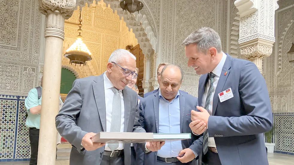 Informative Gespräche in Casablanca: Regionalrats-Präsident Abdellatif Maazouz (li.) überreicht Wirtschaftsminister Olaf Lies (re.) einen Bildband vom „Quartier Habous“; in der Mitte der Dolmetscher. Foto: Stefan Idel