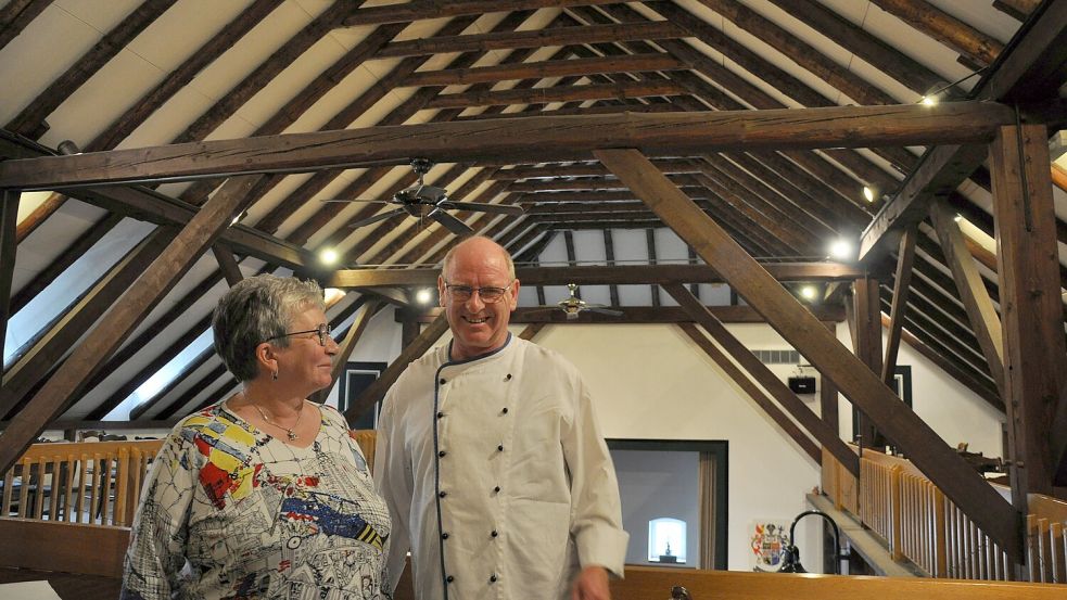 Einst Stall, heute Festsaal mit meterhohen Decken: Karin und Andreas Habben in der Gulfscheune. Hier findet unter anderem der Neujahrsempfang der Gemeinde Großefehn mit bis zu 400 Gästen statt. Foto: Ullrich