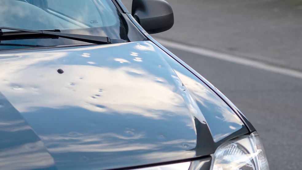 Hagelkörner können so groß werden, dass sie das Auto enorm beschädigen. Foto: IMAGO / Panthermedia