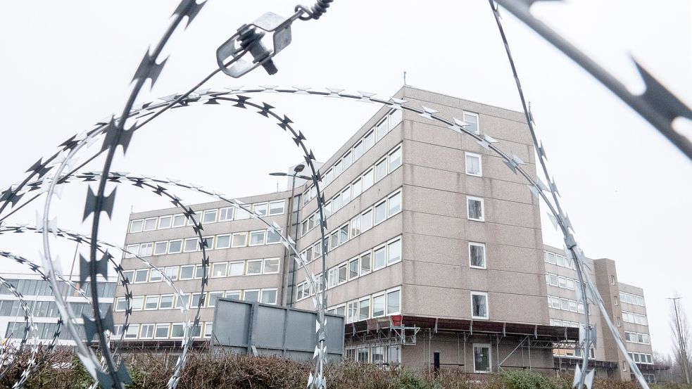 Mit rasierklingenartigem Stacheldraht gesichert – die niedersächsische Verfassungsschutzbehörde beobachtet unter anderem die „Hizb Allah“. Foto: Rauch/dpa