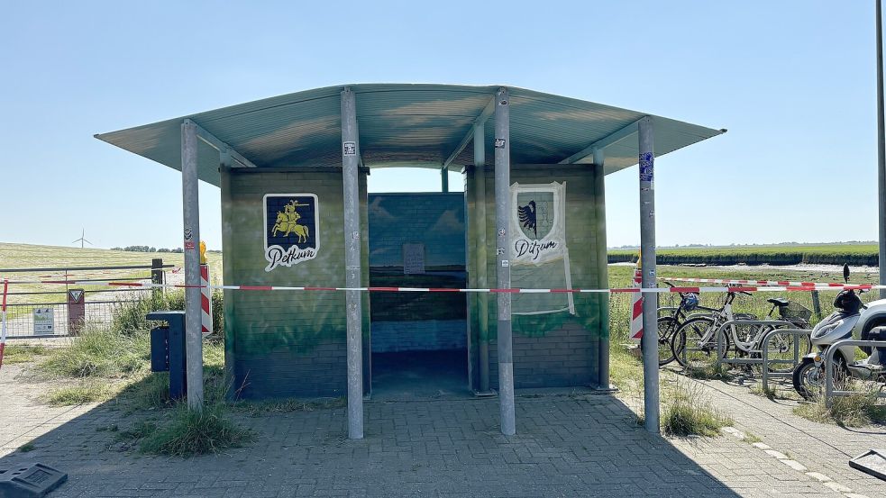 Das Wartehäuschen von vorn: Beide Wappen rahmen den Eingang. Foto: Schuurman