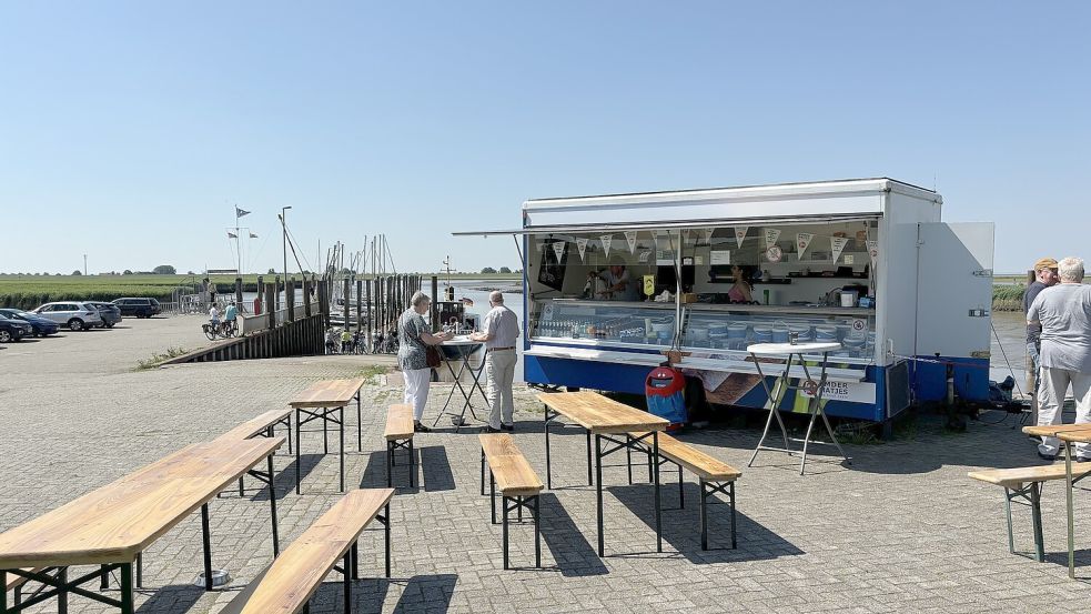 Seit gut drei Monaten im Petkumer Hafen: die Fischbude. Foto: Schuurman