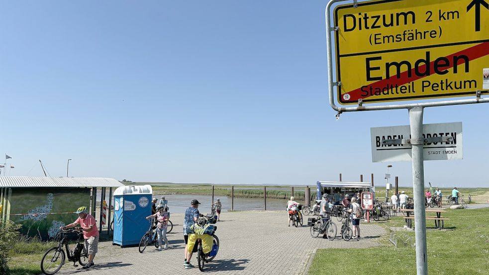 Hier stört eigentlich nur noch die Mobil-Toilette: der Fähranleger in Petkum. Die ist allerdings nur dem Personal vorbehalten, nicht den Fahrradtouristen. Foto: Schuurman