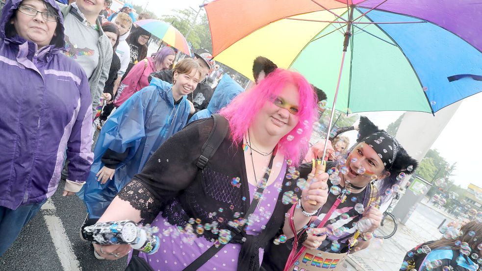 Beim ersten Umzug zum CSD Emden konnte es gar nicht bunt genug sein. Etwa 1100 Menschen gingen Anfang Juli 2023 zum Christopher-Street-Day für Vielfalt und gegen Ausgrenzung auf die Straße. Foto: Hock/Archiv