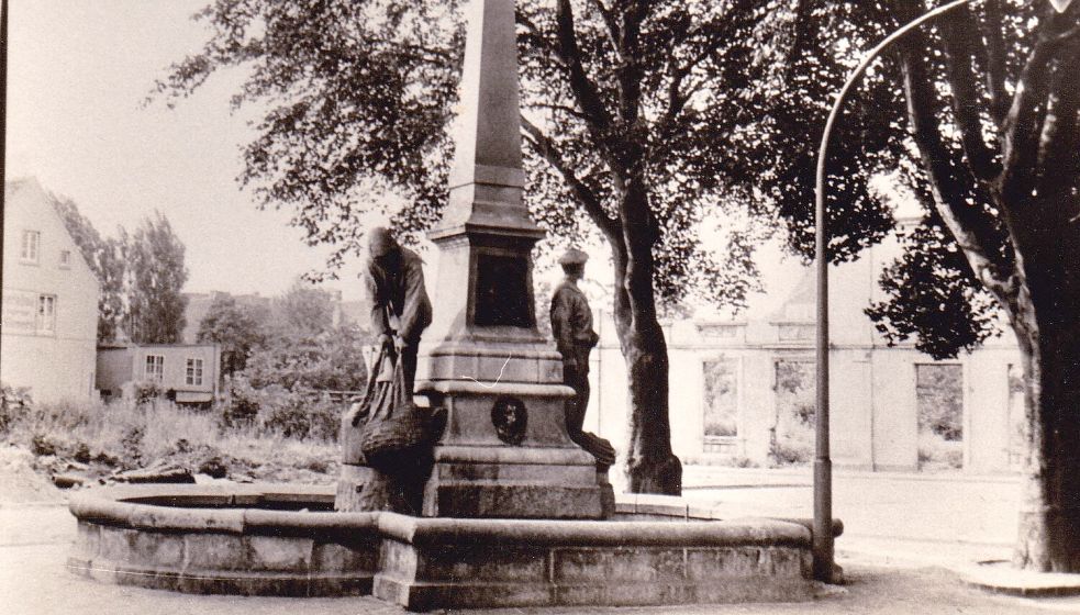 Ursprünglich stand der Fürbringerbrunnen an der Straße "An der Bonesse" in Emden. Foto: Privat/Archiv