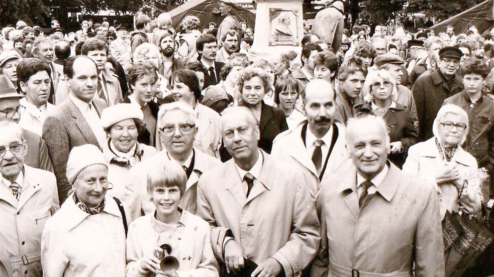 Zahlreiche Menschen, darunter auch nahe Verwandte von Leo Fürbringer, waren bei der Eröffnung des Brunnens am neuen Standort dabei. Foto: Privat/Archiv