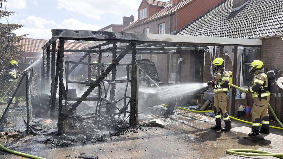 Die Feuerwehr löschte den Carport-Brand. Foto: Wolters