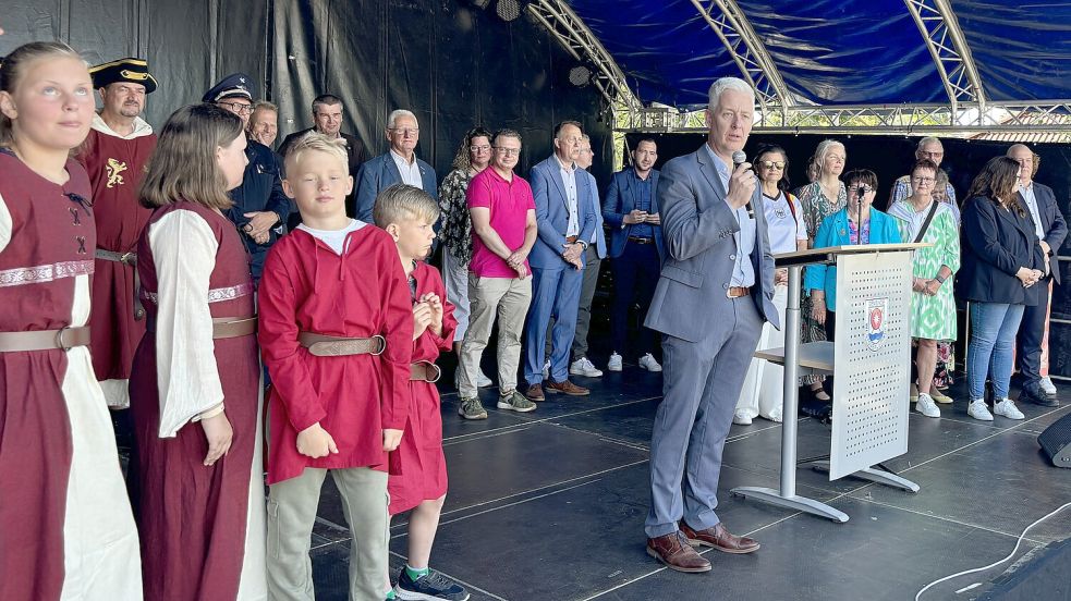 Landrat Matthias Groote (SPD) sprach im Beisein weiterer Ehrengäste aus der Politik die dramatische Situation auf der Papenburger Meyer-Werft an. Foto: Zein