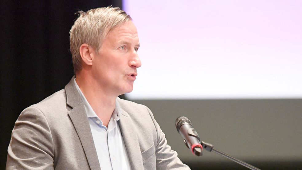Unter Geschäftsführer Dirk Balster hat der Klinikverbund Aurich-Emden-Norden eine Leistungssteigerung erzielt. Auf den Betrieb der Zentralklinik hin soll die Krankenhaus-Leistung erneut gesteigert werden – um 20 Prozent. Damit verschärft sich der Wettbewerb um Patienten mit anderen ostfrisischen Kliniken. Foto: Ellinger
