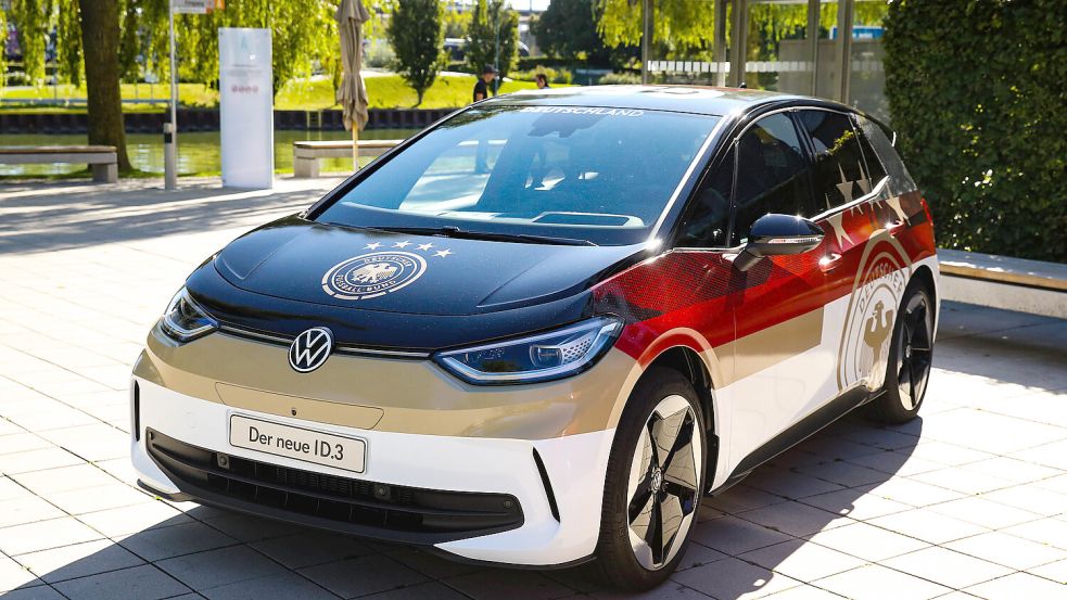 VW gibt sich alle Mühe, seine E-Autos gekonnt in Szene zu setzen - wie hier während der EM den ID.3 in Deutschlandfarben. In manchen Bundesländern scheinen aber regelrechte E-Auto-Hasser zu leben. Foto: Imago/Christian Schroedter