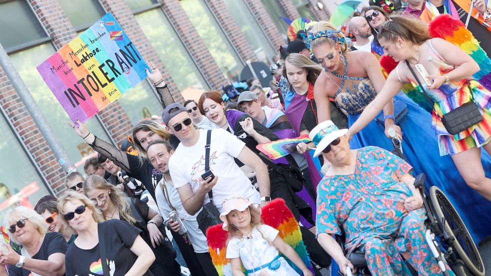 Rund 1000 Teilnehmer zogen beim Emder CSD vom Bahnhof zum Stadtgarten. Fotos: J. Doden