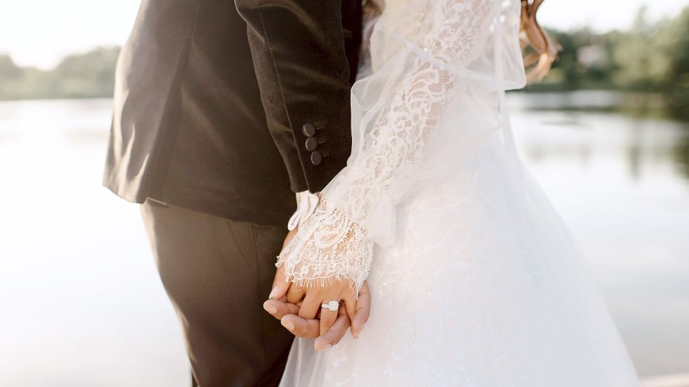 Der Hochzeitstag ist für viele einer der schönsten Tage im Leben. Trotzdem warten immer mehr Menschen mit der Hochzeit ab. Foto: IMAGO / Image Source