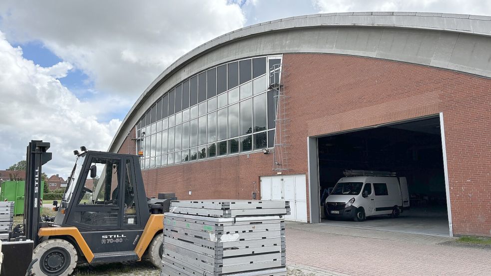 Gearbeitet wird in der Nordseehalle zurzeit eher hinter den Kulissen: Hier starten die Vorbereitungen zum großen Umbau. Foto: Schuurman