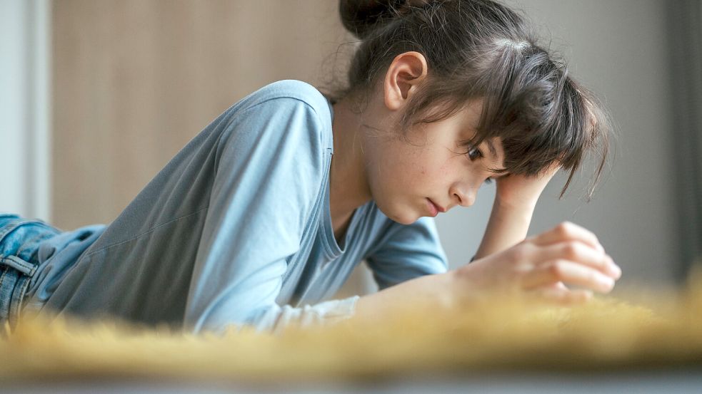 Eine Nachhilfe-Versicherung für Kinder gehört zu den Nominierten beim „Versicherungskäse des Jahres“. Verbraucherschützer raten von dem Produkt ab. Foto: IMAGO/HalfPoint Images