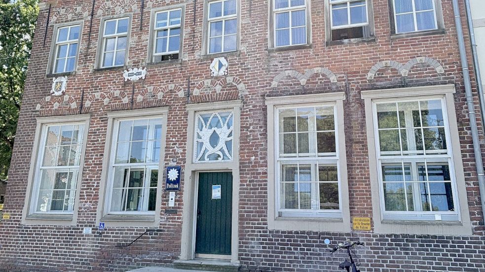 Von außen hübsch anzusehen, doch von innen ein Gesundheitsrisiko für die Norder Beamten: Das Polizeigebäude Markt 10 in Norden. Foto: Rebecca Kresse
