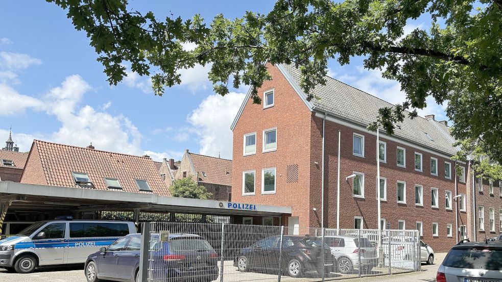 Der Fuhrpark der Polizei hinter dem Gebäude Markt 10 ist nahezu frei zugänglich. Foto: Rebecca Kresse