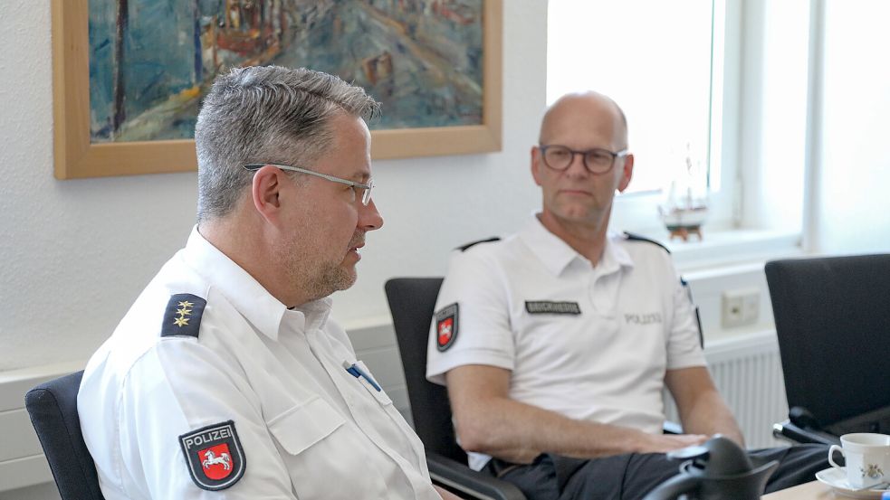 Stephan Zwerg (links), Leiter der Polizeiinspektion Aurich/Wittmund, und der Norder Polizeichef Ingo Brickwedde schilderten die dramatischen Zustände im Polizeikommissariat Norden. Foto: Romuald Banik