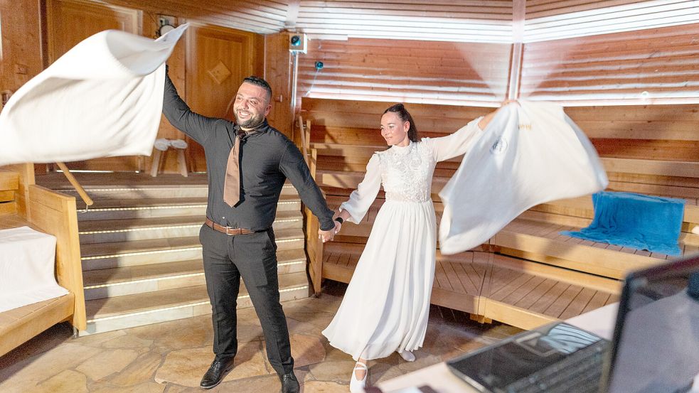 Yilmaz Erdem und Jana Magdalkova schwitzen für den Titel „Deutscher Meister. Foto: Deutscher Sauna-Bund