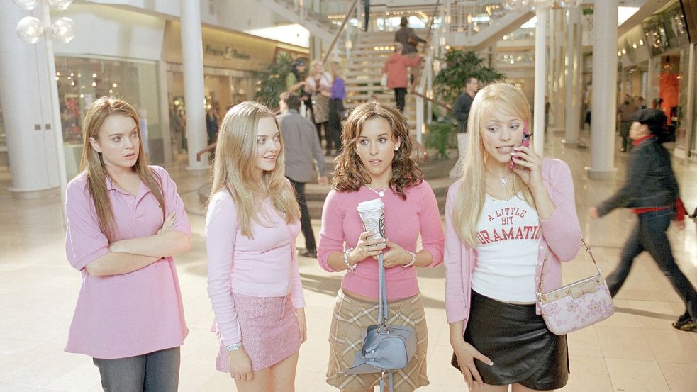 Miniröcke, Schultertaschen und Shirts mit Sprüchen: Die 2004 erschienene Komödie „Girls Club – Vorsicht bissig“ dient gegenwärtig vielen Menschen als Mode-Inspiration. Foto: imago/Cinema Publishers Collection