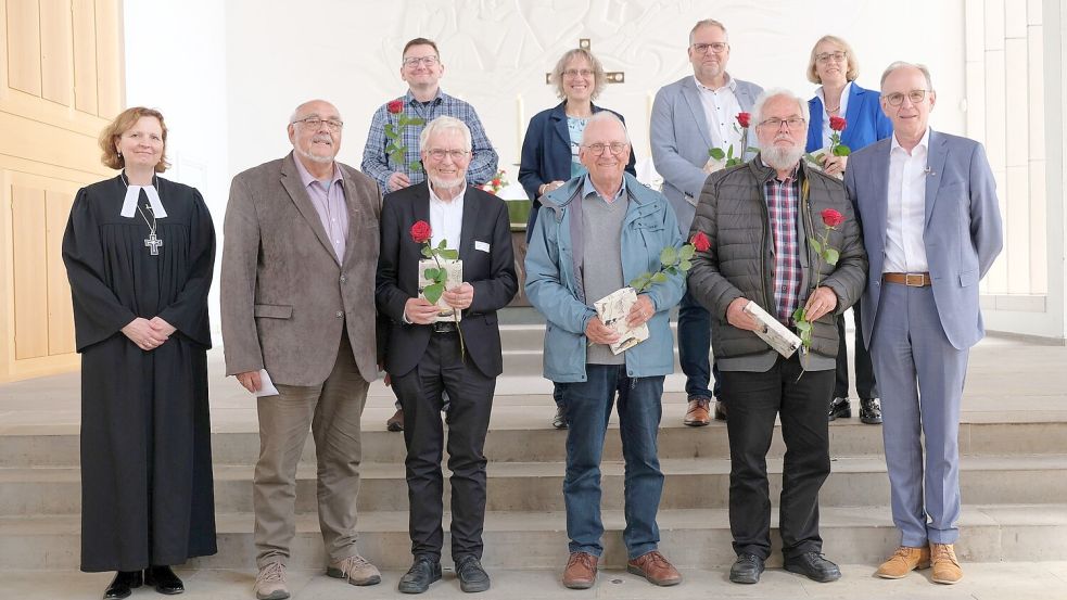 Landesbischof Ralf Meister (rechts), Regionalbischöfin Sabine Schiermeyer (links) und Pastor i. R. Anneus Buisman vom Hannoverschen Pfarrverein (2. von links) ehrten Jubilare (hintere Reihe, von links): Dr. Markus Auffermann, Ulrike Goudschaal, Thomas Kersten und Dr. Hannegreth Grundmanns sowie (vorne, von links): Gernot Wollé, Volker Köster und Guntram Tscharntke.