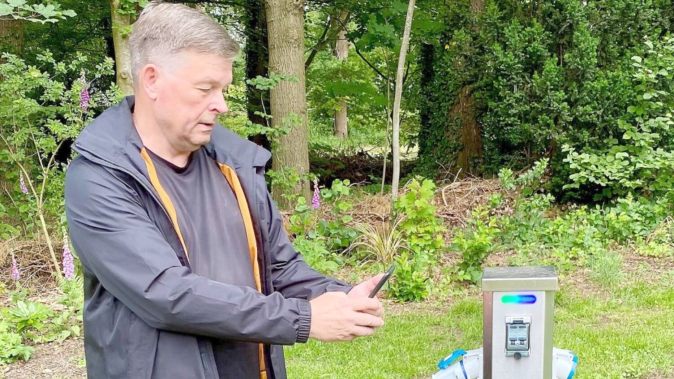 Scannen, buchen, fertig? Wohnmobilist Oliver Möbius hat die neue Technik ausprobiert. Foto: Gemeinde Uplengen.