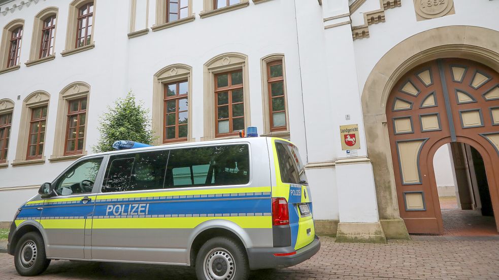 Ein Polizeiwagen steht vor dem Eingang zum Landgericht in Aurich. Foto: Romuald Banik