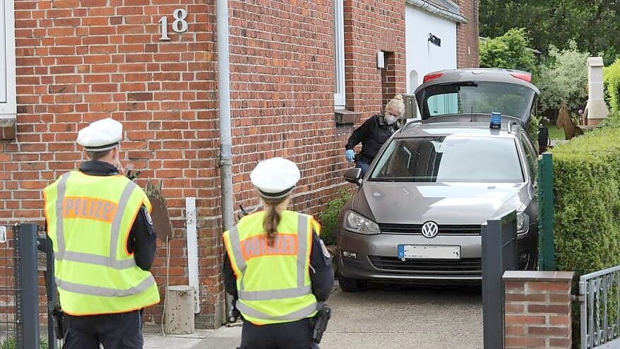 22. Mai 2022: Bei der Razzia nach der Festnahme von zwei der Soldaten entdeckten Polizisten in Itzehoe Sprengstoff, Waffen und Munition. Foto: Florian Sprenger