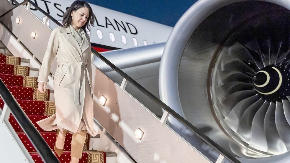 Außenministerin Baerbock ist für eine kurze Reise von Frankfurt nach Luxemburg das Nachtflugverbot umgangen. Foto: dpa/Christoph Soeder