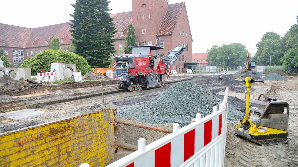 Hinter dem früheren Wachgebäude der Kaserne (links im Bild) ist der Boden tief zerwühlt. Foto: Romuald Banik